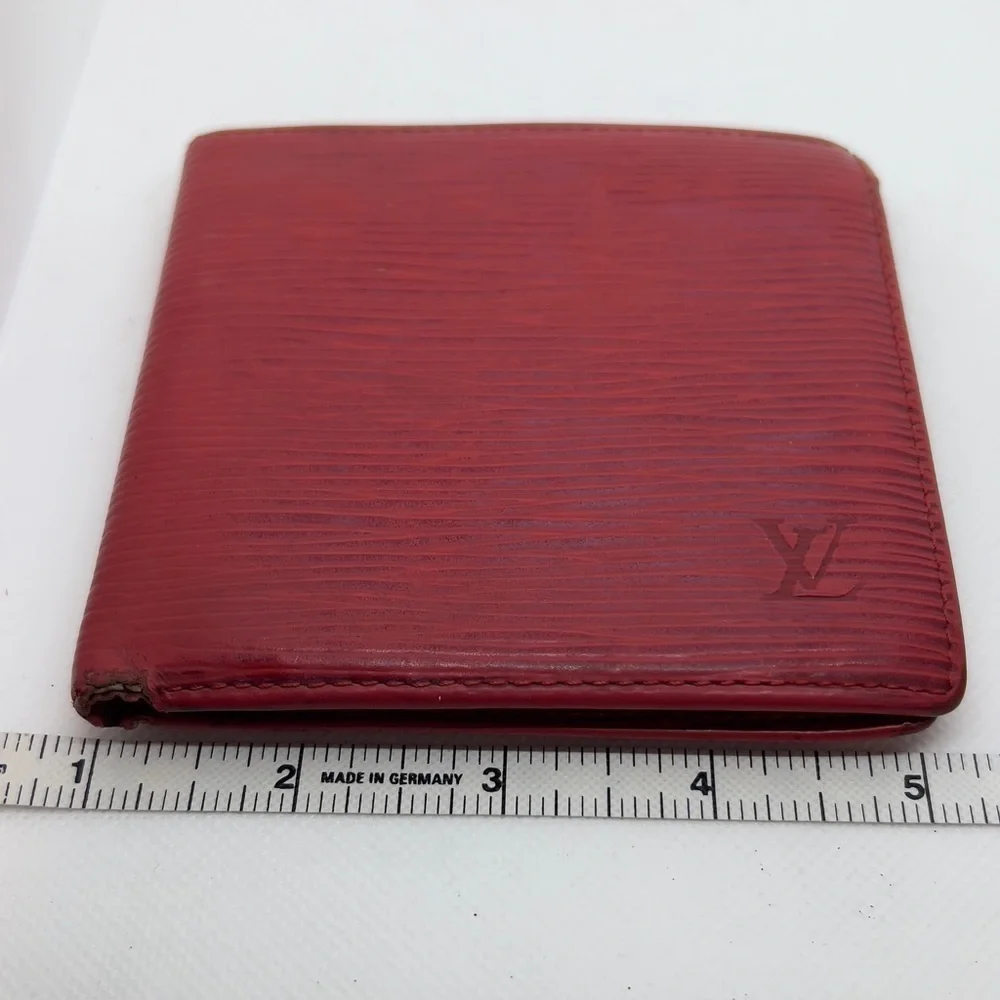 LOUIS VUITTON Bi-Fold Epi Wallet